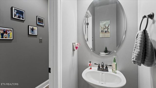 493 Jacksonian Way, Lenoir City, TN 37772