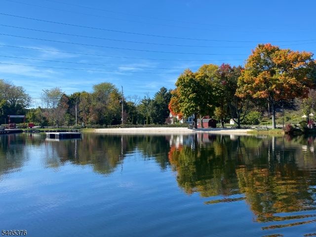 73 W Shawnee Trl, Jefferson Twp., NJ 07885