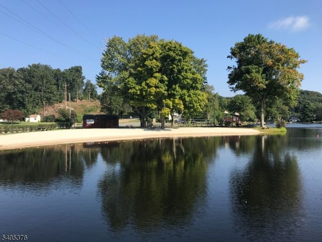 73 W Shawnee Trl, Jefferson Twp., NJ 07885