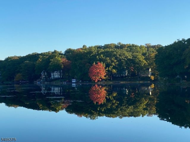 73 W Shawnee Trl, Jefferson Twp., NJ 07885