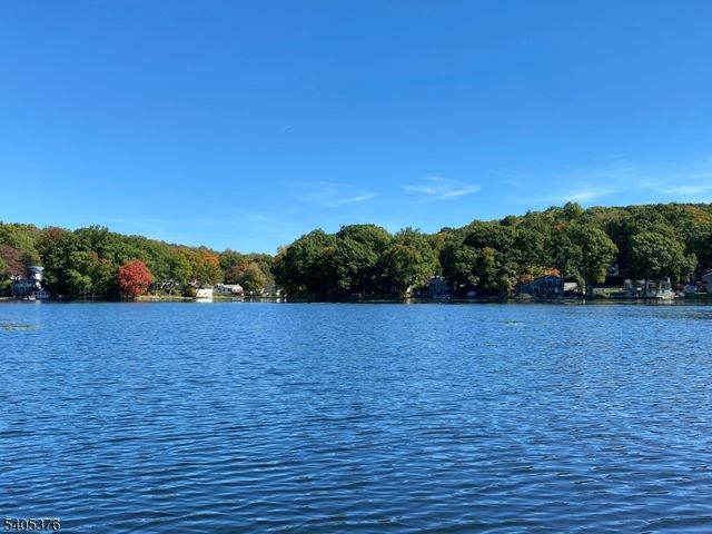 73 W Shawnee Trl, Jefferson Twp., NJ 07885