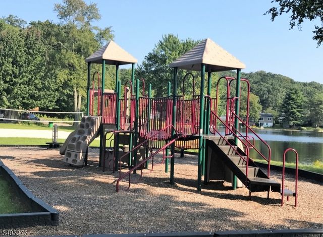 73 W Shawnee Trl, Jefferson Twp., NJ 07885