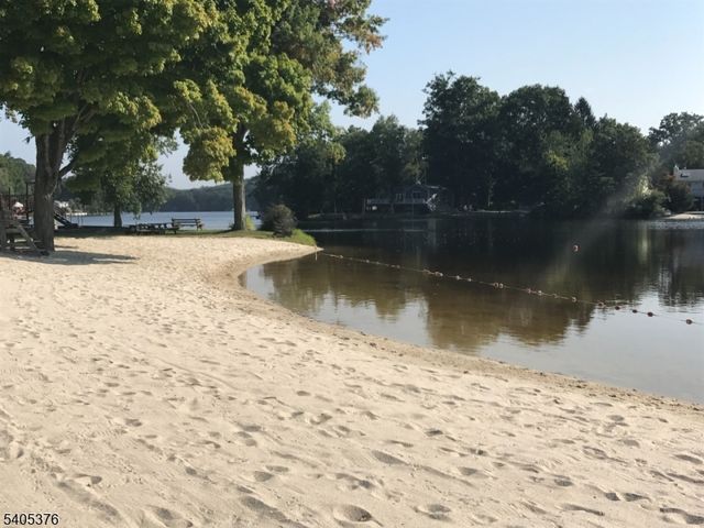 73 W Shawnee Trl, Jefferson Twp., NJ 07885