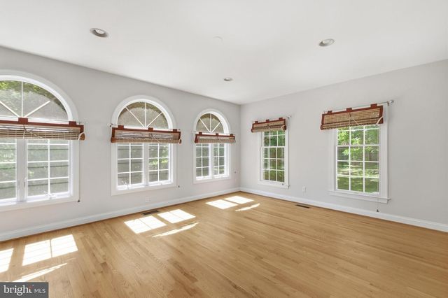 9395 WOLF TRAP CREEK CT, Great Falls, VA 22066