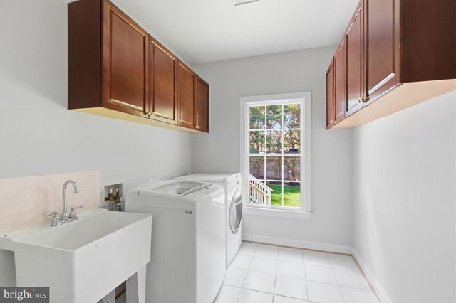 9395 WOLF TRAP CREEK CT, Great Falls, VA 22066