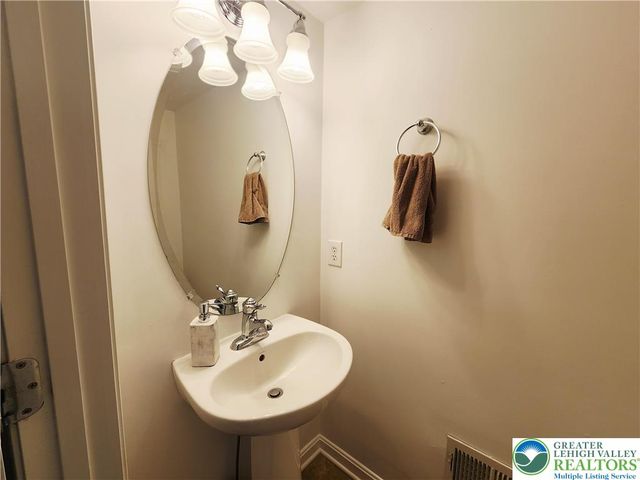 8517 Gateway Road, Upper Macungie Twp, PA 18031