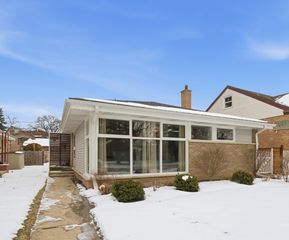 7531 N Karlov Avenue, Skokie, IL 60076