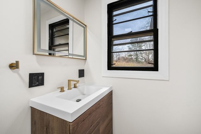 195 Barney Ave, Rehoboth, MA 02769