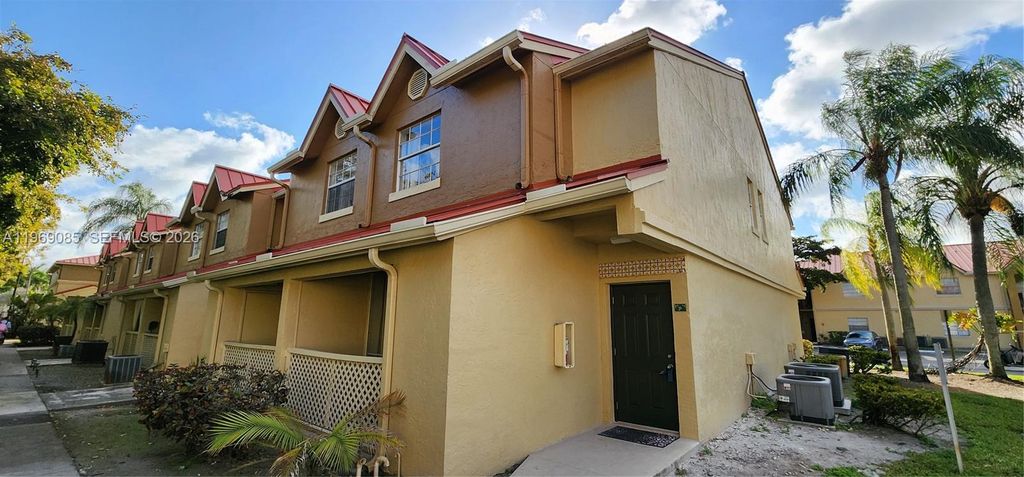 18352 NW 68th Ave P, Hialeah, FL 33015