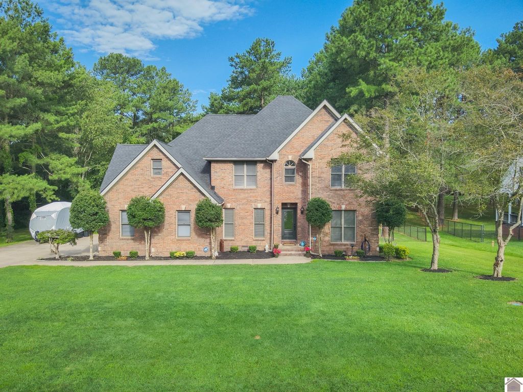 16 Greenwood Place, Paducah, KY 42003