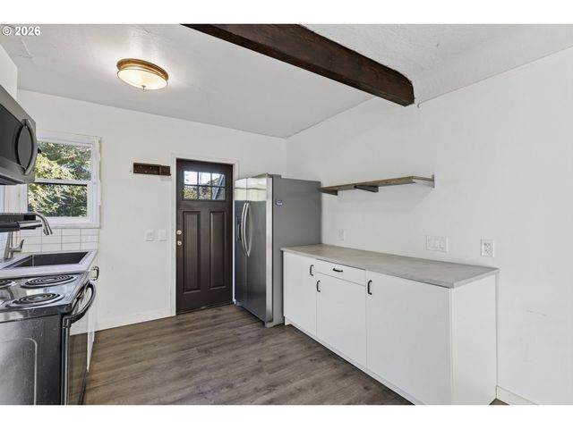 8301 Ne HASSALO St, Portland, OR 97220
