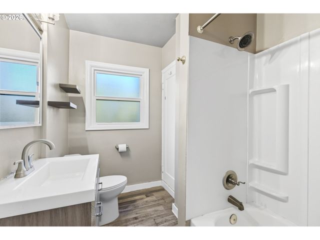 8301 Ne HASSALO St, Portland, OR 97220