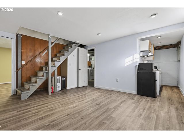 8301 Ne HASSALO St, Portland, OR 97220