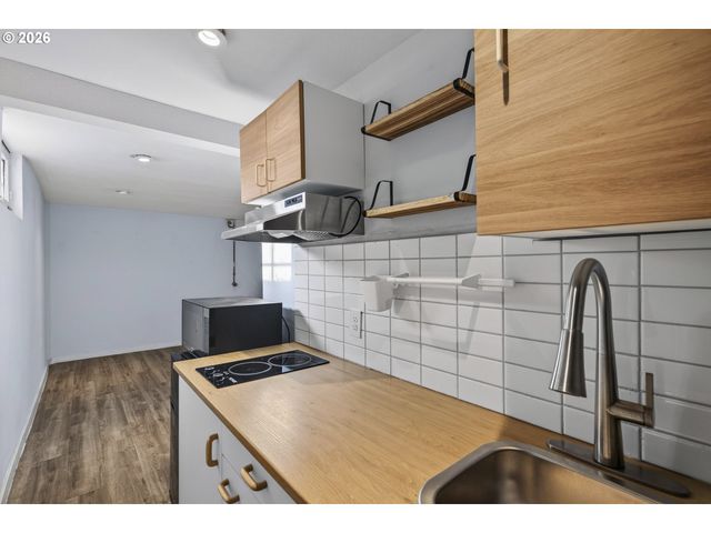 8301 Ne HASSALO St, Portland, OR 97220