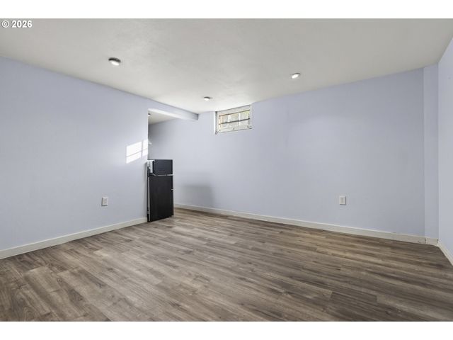 8301 Ne HASSALO St, Portland, OR 97220