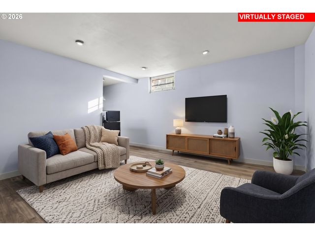8301 Ne HASSALO St, Portland, OR 97220