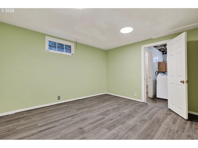 8301 Ne HASSALO St, Portland, OR 97220