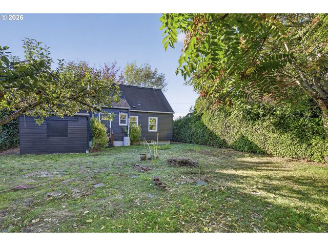 8301 Ne HASSALO St, Portland, OR 97220