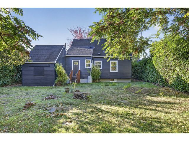 8301 Ne HASSALO St, Portland, OR 97220