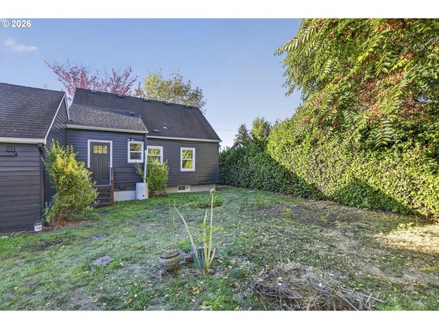 8301 Ne HASSALO St, Portland, OR 97220