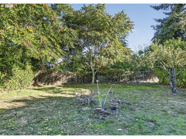 8301 Ne HASSALO St, Portland, OR 97220