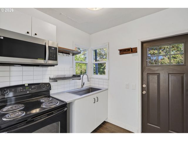 8301 Ne HASSALO St, Portland, OR 97220