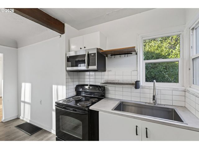 8301 Ne HASSALO St, Portland, OR 97220