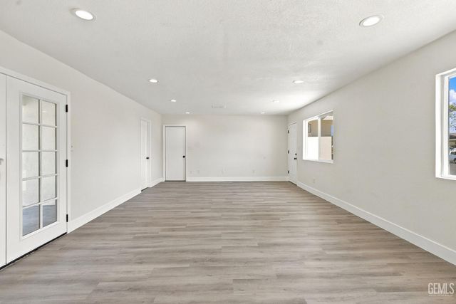 3301 Sterling Road, Bakersfield, CA 93306