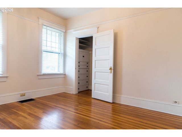 3234 Se CESAR E CHAVEZ Blvd, Portland, OR 97202