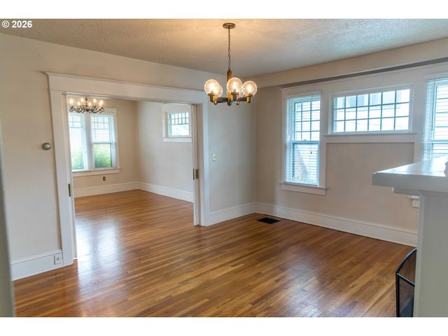 3234 Se CESAR E CHAVEZ Blvd, Portland, OR 97202