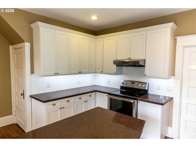 3234 Se CESAR E CHAVEZ Blvd, Portland, OR 97202