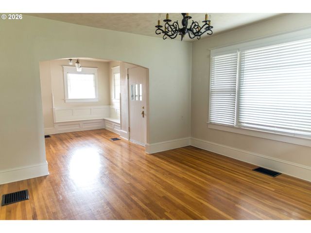 3234 Se CESAR E CHAVEZ Blvd, Portland, OR 97202