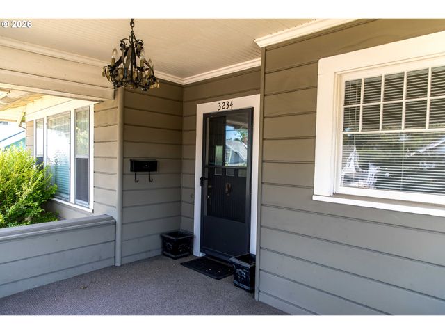 3234 Se CESAR E CHAVEZ Blvd, Portland, OR 97202