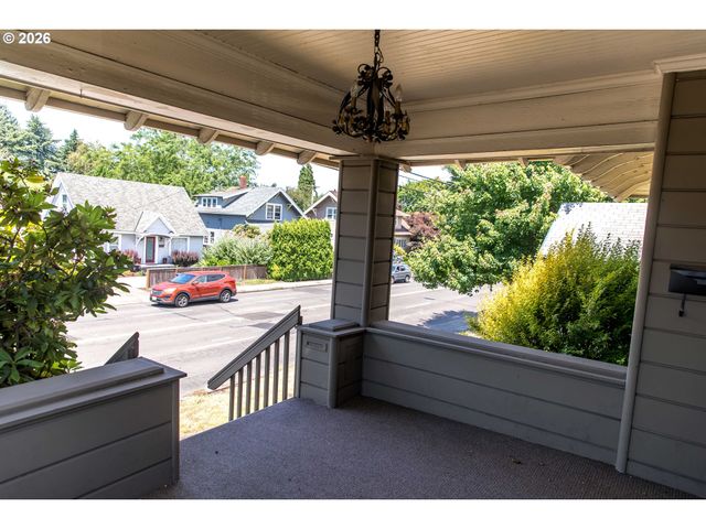 3234 Se CESAR E CHAVEZ Blvd, Portland, OR 97202