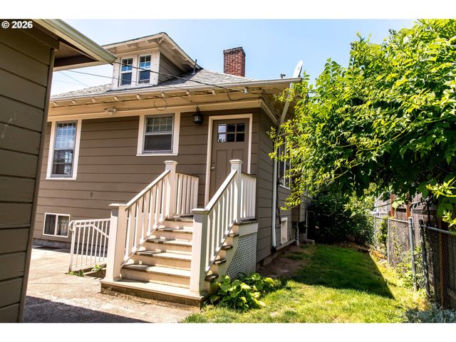3234 Se CESAR E CHAVEZ Blvd, Portland, OR 97202