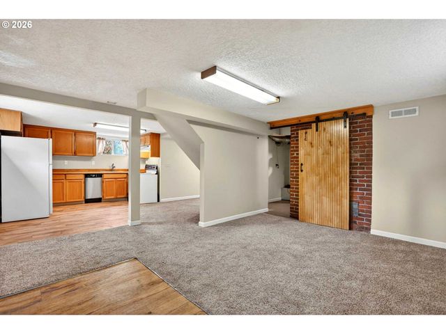 3234 Se CESAR E CHAVEZ Blvd, Portland, OR 97202