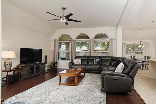 18 Estherwood, The Woodlands, TX 77354