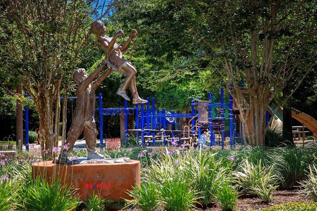 18 Estherwood, The Woodlands, TX 77354