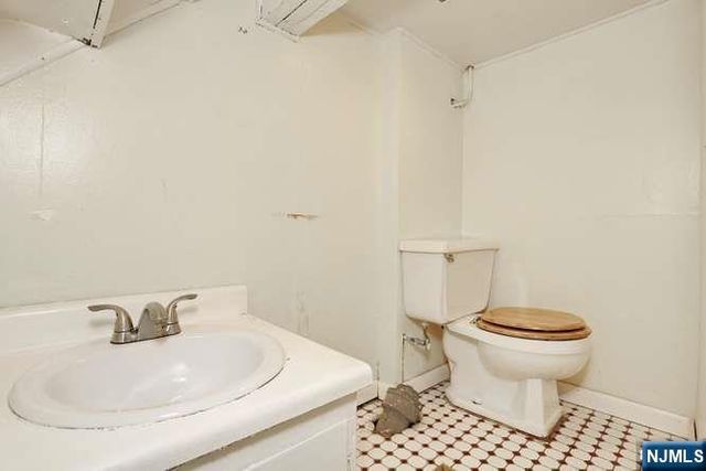 49 S Franklin Avenue, Bergenfield, NJ 07621