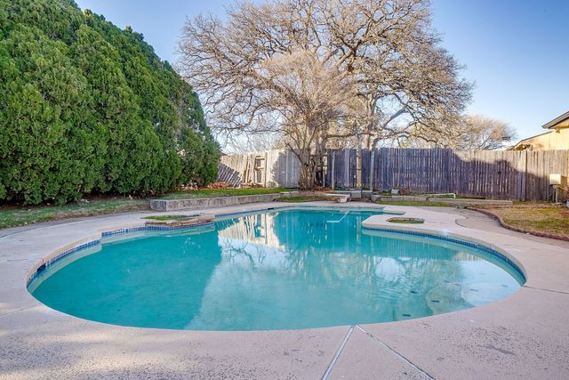 2421 Meadow View, Bedford, TX 76021