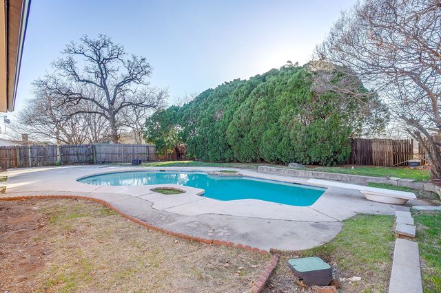 2421 Meadow View, Bedford, TX 76021