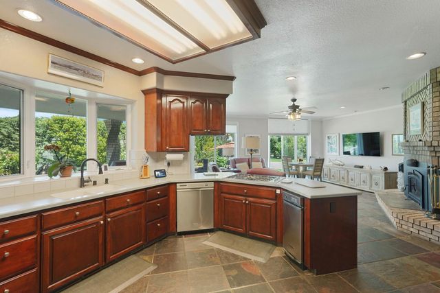 21649 N Des Moines Rd, Acampo, CA 95220