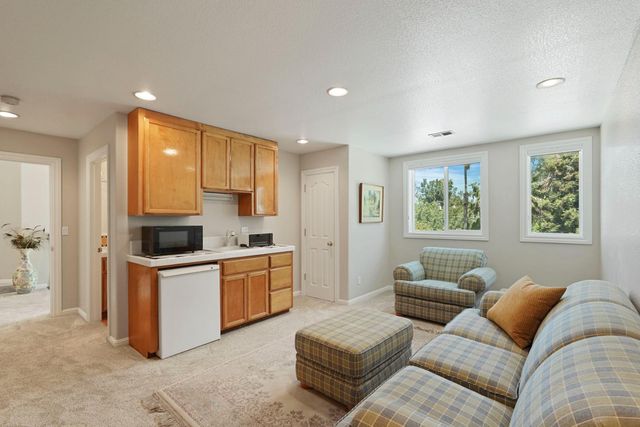 21649 N Des Moines Rd, Acampo, CA 95220