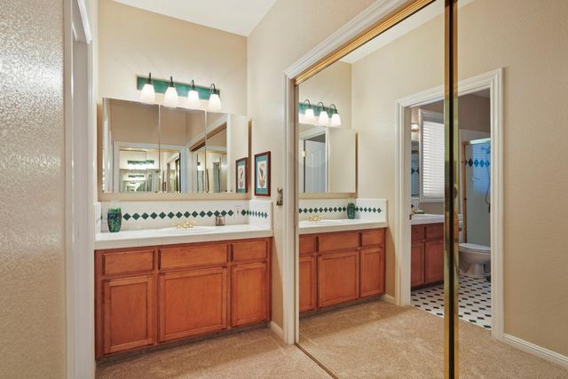 21649 N Des Moines Rd, Acampo, CA 95220