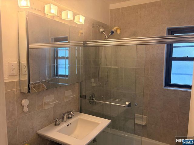 3021 Edwin, Fort Lee, NJ 07024