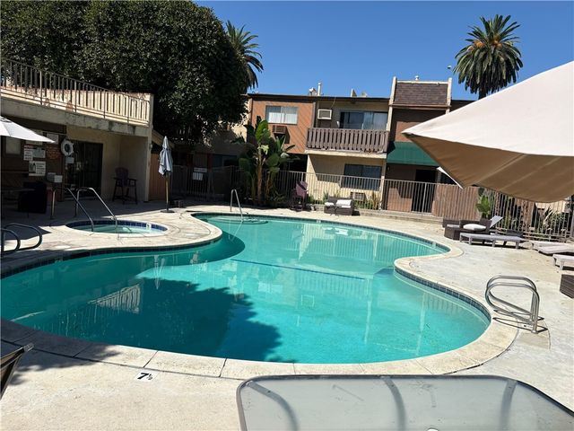17900 Sherman 504, Reseda, CA 91335