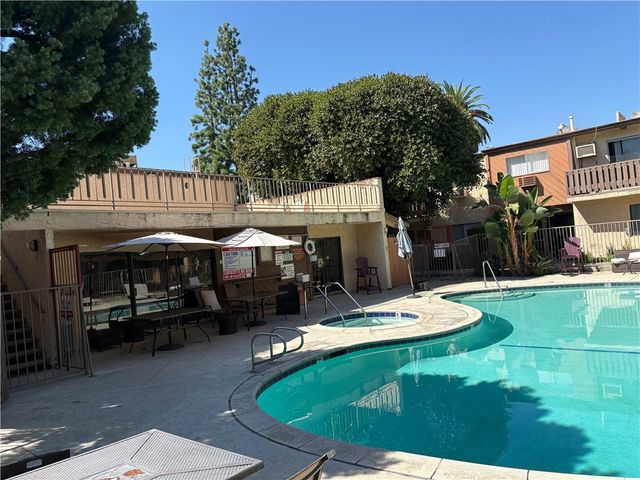 17900 Sherman 504, Reseda, CA 91335