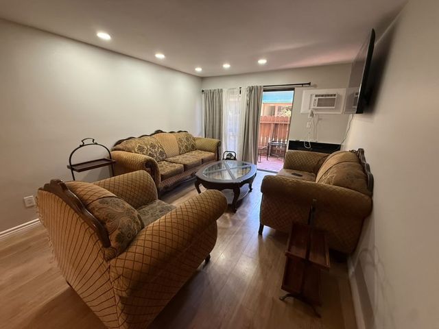 17900 Sherman 504, Reseda, CA 91335