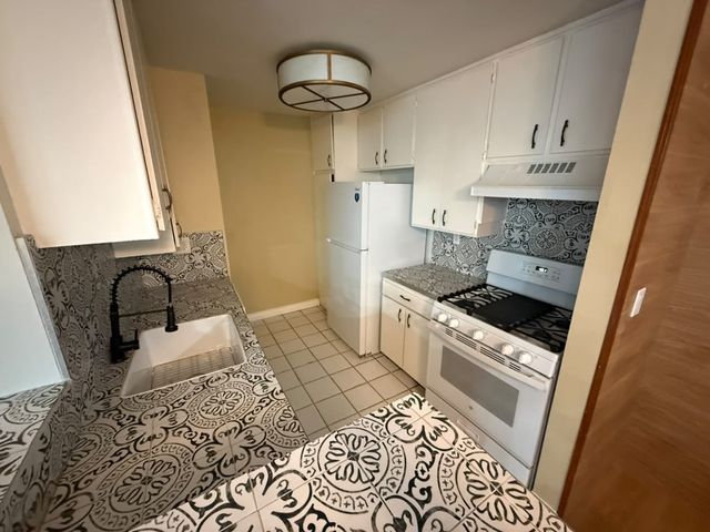 17900 Sherman 504, Reseda, CA 91335