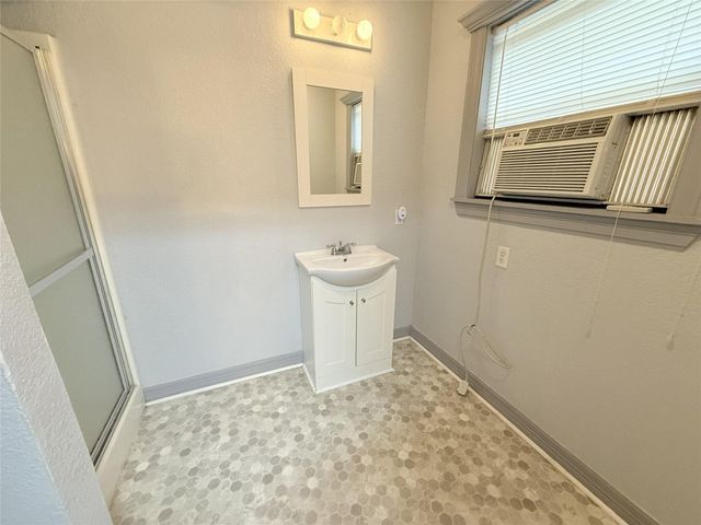 724 S Morgan Street, Angleton, TX 77515